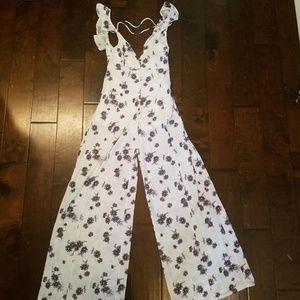 BNWT Haoduoyi white flower jumpsuit size Small